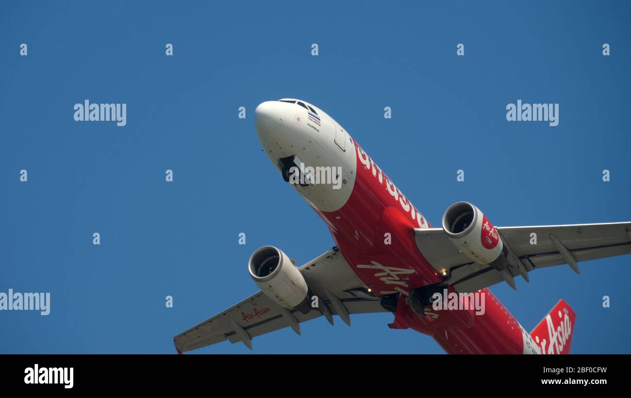 AirAsia salida en el cielo Foto de stock