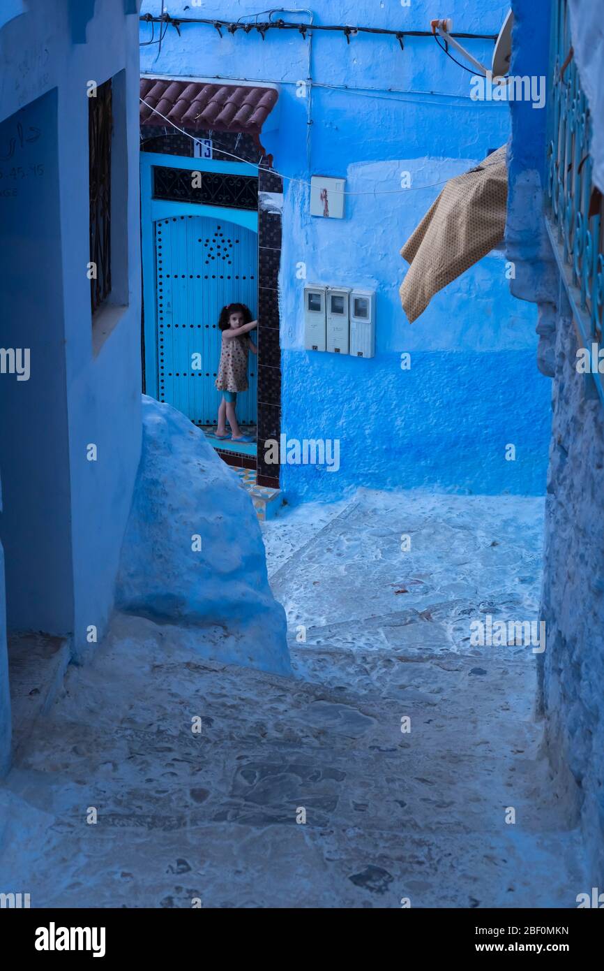 Chefchaouen, la ciudad azul, norte de Marruecos, 10 de junio de 2016. Un niño fuera de su casa, observa. Foto de stock