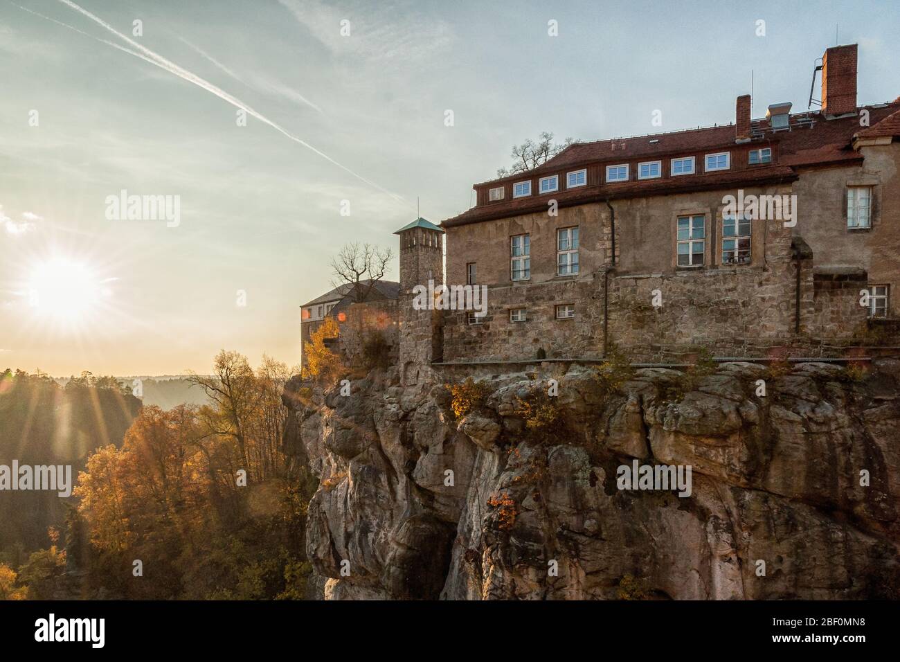 La ciudad de Hohnstein en las montañas de piedra arenisca de Elbe Foto de stock