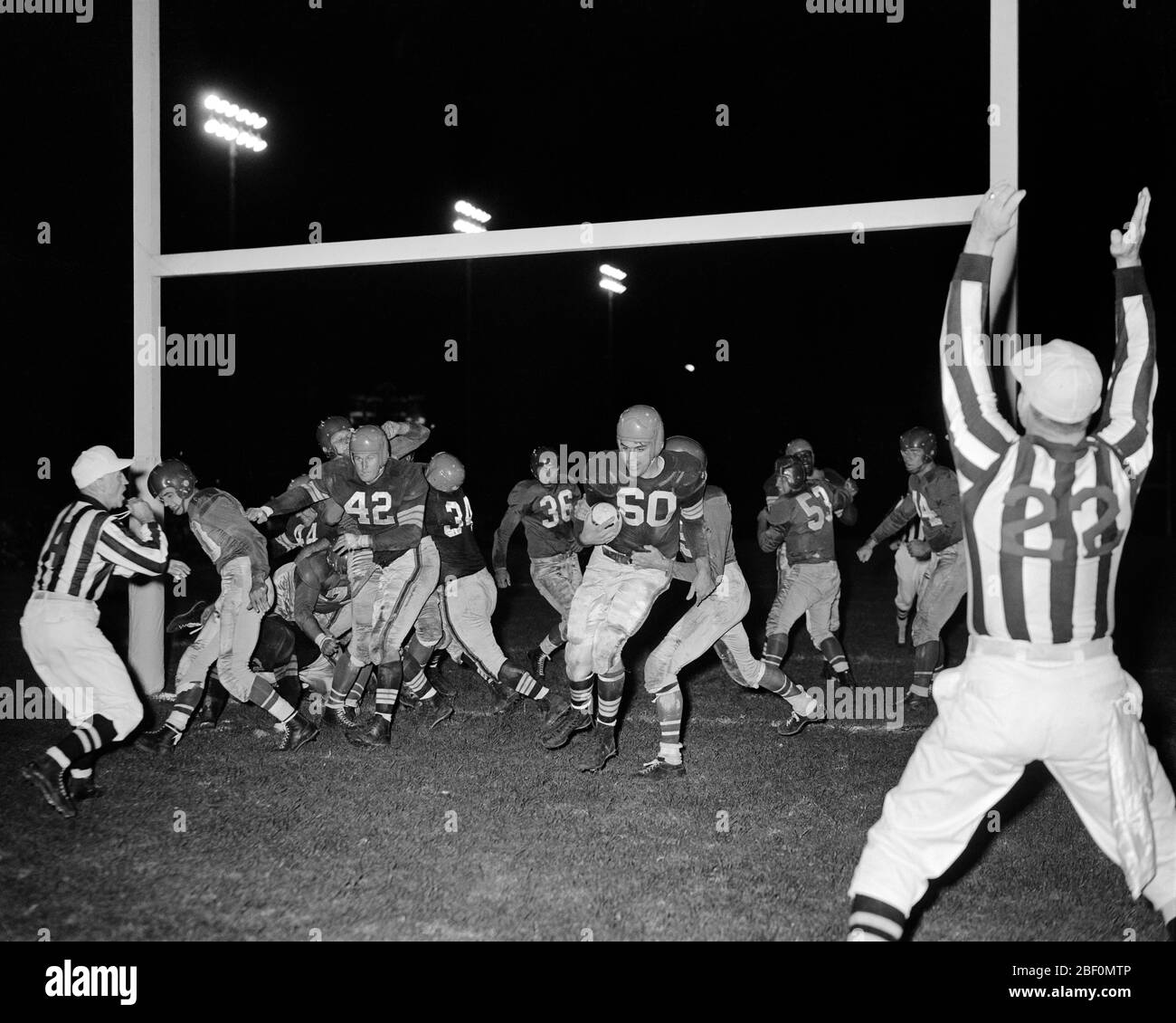 NOCHE DE 1950 9/16/1950 PRIMER PARTIDO DE FÚTBOL DE LA NFL PHILADELPHIA EAGLES VS CLEVELAND BROWNS OTTO GRAHAM SCORING TD PHILADELPHIA PA USA - F683 HAR001 HARS ATLETISMO COPIAR ESPACIO PERSONAS DE LONGITUD COMPLETA INSPIRACIÓN HOMBRES PROFESIÓN ATLÉTICA ENTRETENIMIENTO NÚMEROS JUGADORES B&W ÉXITO AMPLIO ÁNGULO HABILIDAD OCUPACIÓN HABILIDADES ÁRBITROS VICTORIA EAGLES CARRERAS EMOCIÓN UNIFORMES PA OCUPACIONES DEPORTES PROFESIONALES CLEVELAND CONNECTION GOAL POST VS ATLETAS ANOTANDO TOUCHDOWN FOOTBALLS MID-ADULT MID-ADULT MAN PRO TOGETHERNESS VS. JOVEN ADULTO AMERICANO FÚTBOL BLANCO Y NEGRO HAR001 PASADO DE MODA Foto de stock