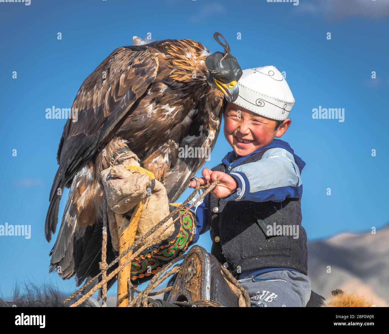 Cazador de águila joven, niño feliz con águila entrenada, provincia de  Bajan-Oelgii, Mongolia Fotografía de stock - Alamy