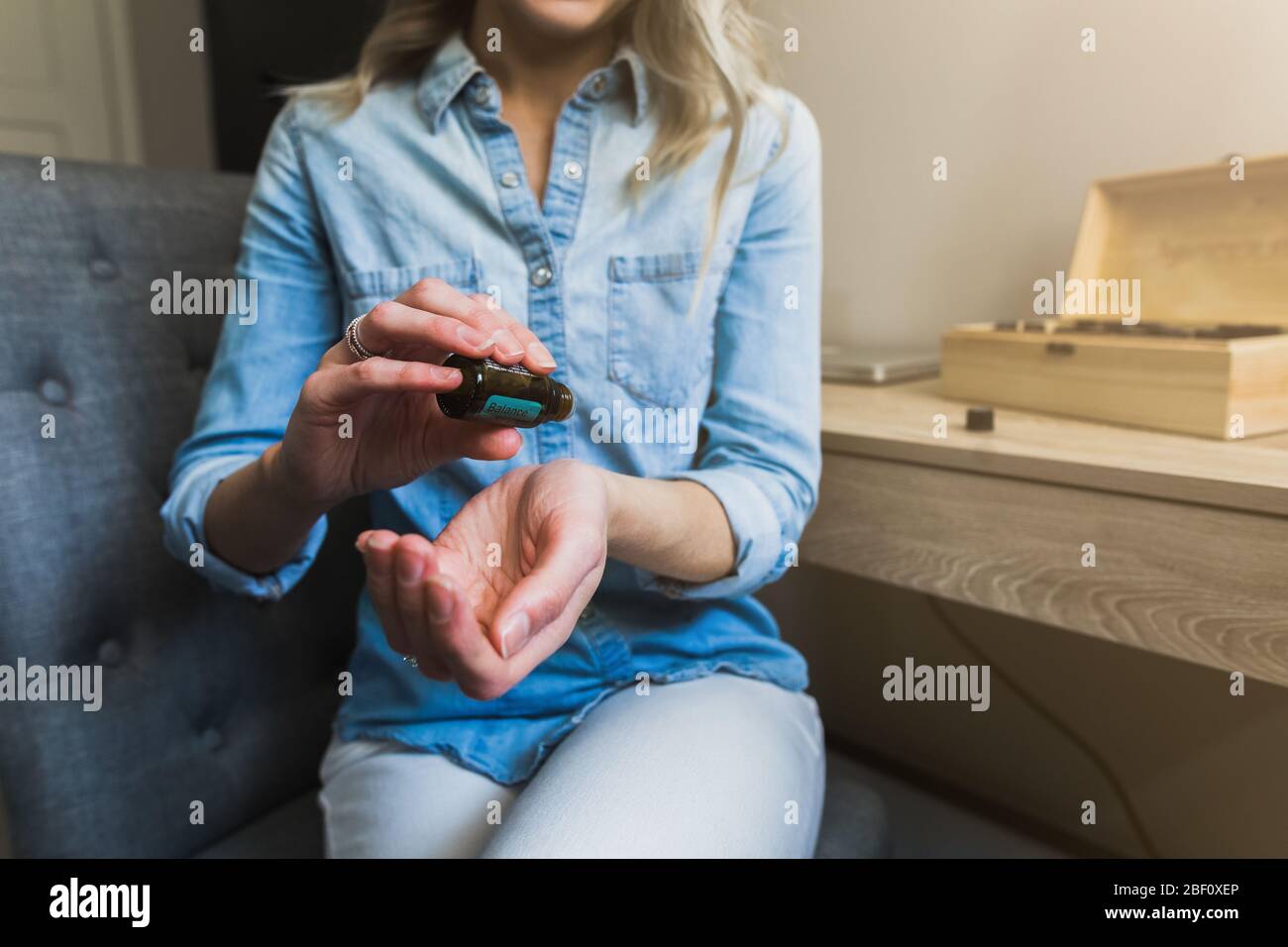 Mujer aplicando aceites esenciales en su muñeca con un roll-on Fotografía  de stock - Alamy