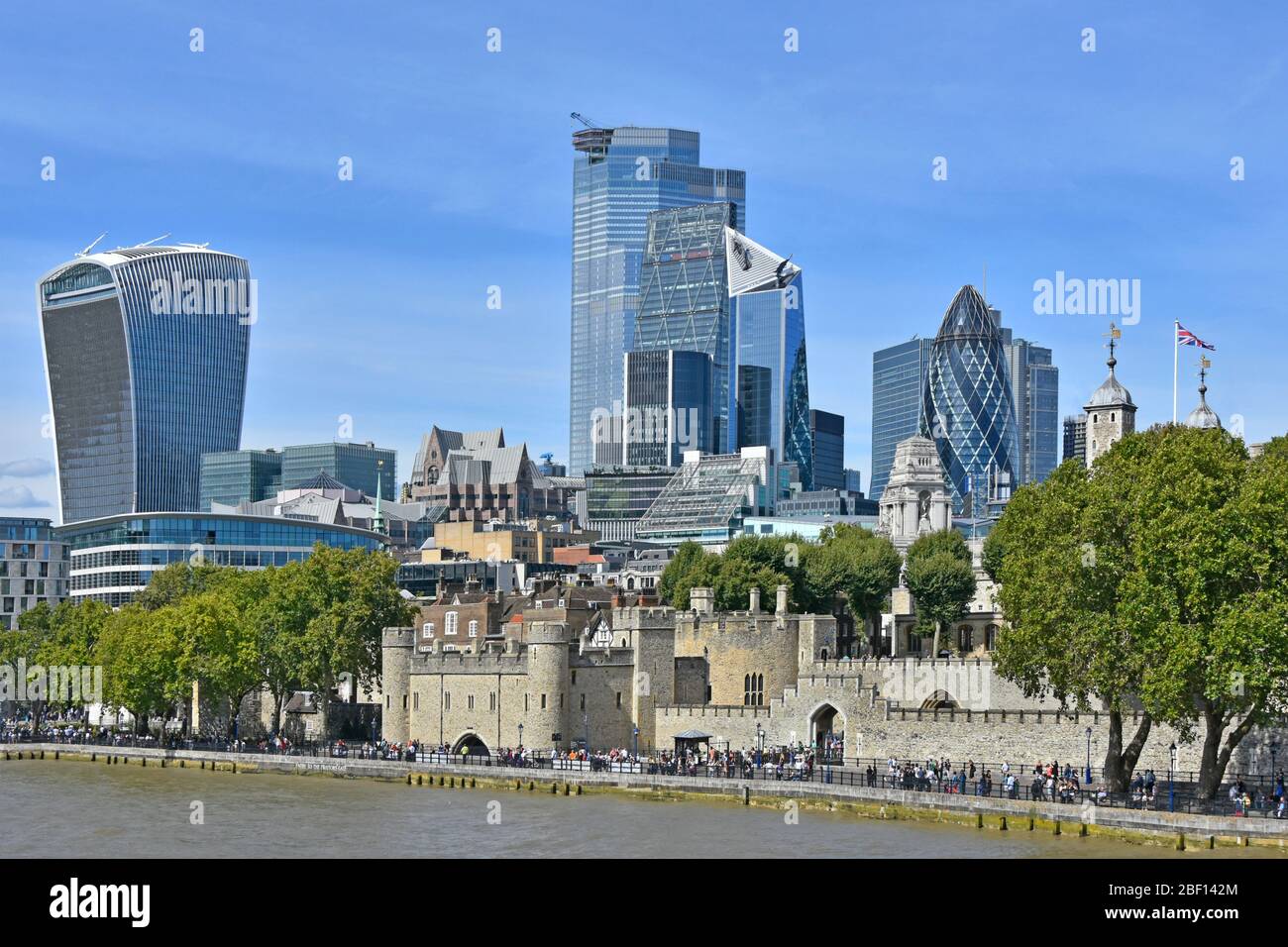 Riverside ocupado con los turistas en la Torre de Londres y vista de 2019 horizonte urbano de la ciudad de Londres con rascacielos edificios de negocios Inglaterra Reino Unido Foto de stock