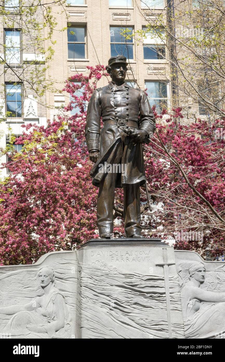 Monumento Farragut está rodeado de hermosos árboles de primavera en Madison Square Park, Nueva York, EE.UU. 2020 Foto de stock