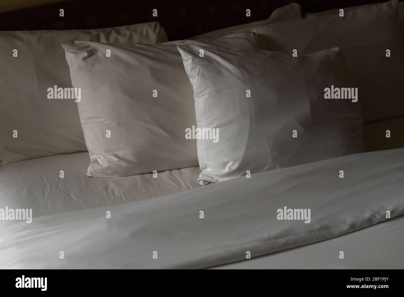 Almohadas y sábanas blancas en una cama de hotel en Portland, Oregon,  Estados Unidos Fotografía de stock - Alamy