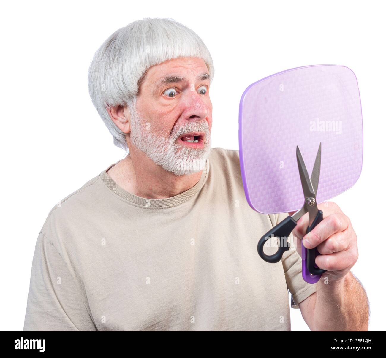 Tiro horizontal de un hombre de cabello gris que ha estado en cuarentena durante demasiado tiempo mirando el corte de pelo que acaba de darse. Foto de stock