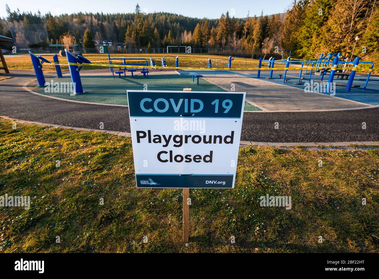 NORTH VANCOUVER, BC, CANADÁ - 07 DE ABRIL de 2020: Un parque infantil cerrado en un parque público North Vancouver con cinta de precaución para ayudar a frenar el Foto de stock