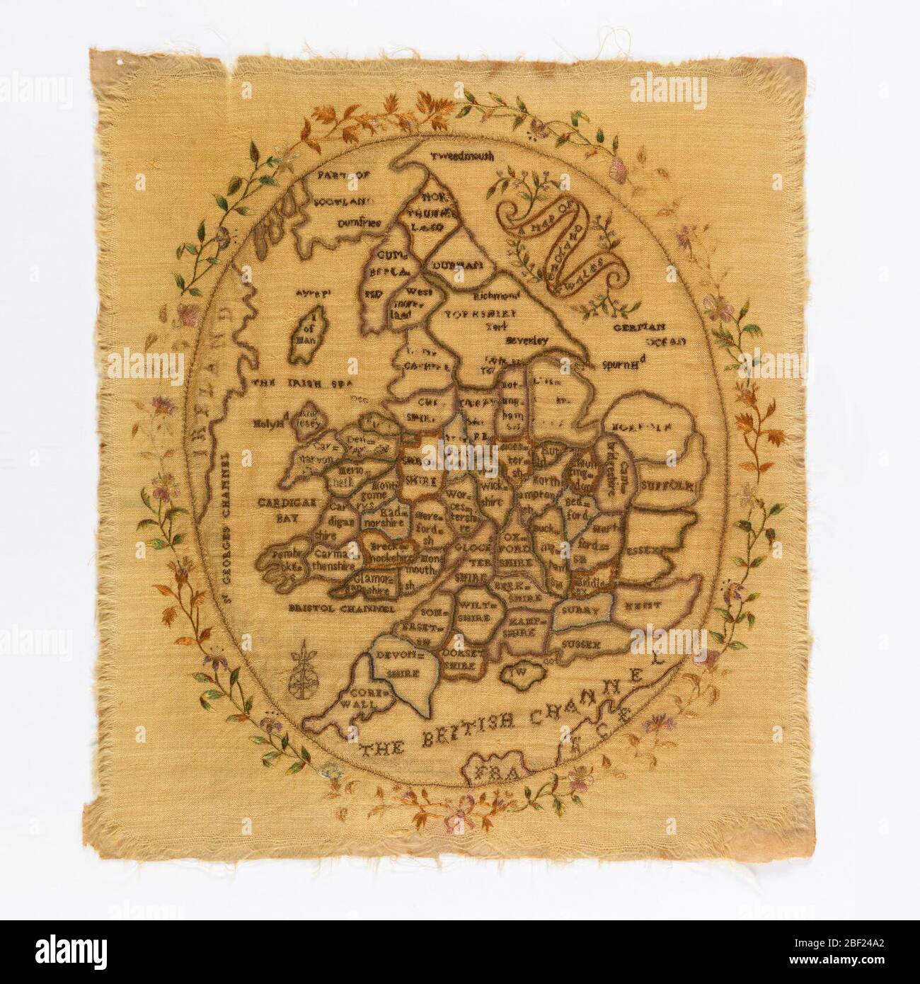 Muestreador de mapas. Mapa oval de Escocia, Inglaterra y Gales. El tejido de lana es sobre algodón de tejido liso. Parte del bordado se realiza a través de dos capas; algunas a través de una. Foto de stock
