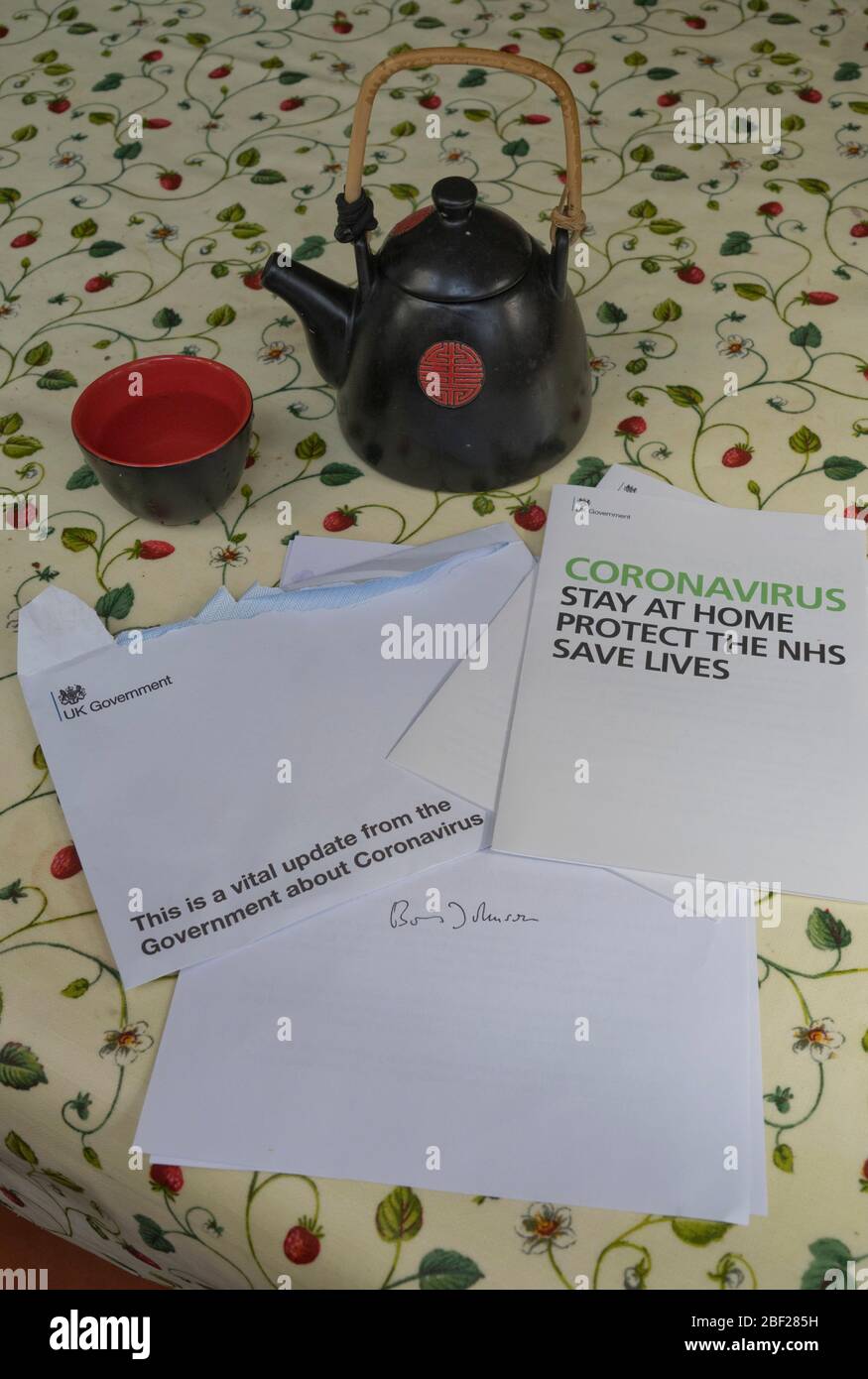 Carta enviada por el primer ministro Boris Johnson a todos los hogares del Reino Unido con advertencia sobre Covid-19,Coronavirus,Londres,Inglaterra,Reino Unido Foto de stock