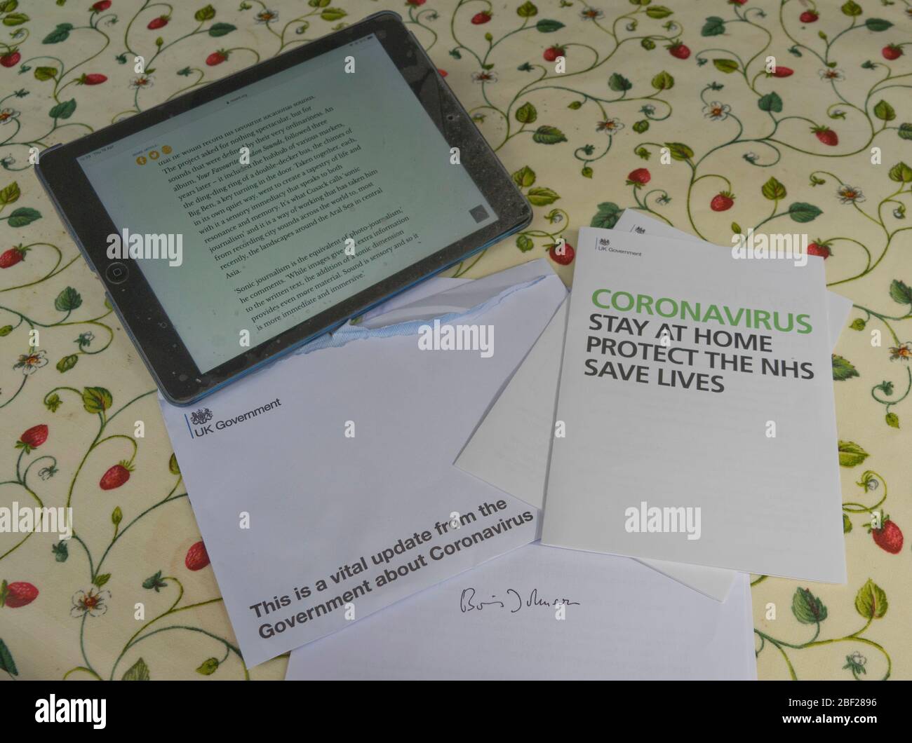 Carta enviada por el primer ministro Boris Johnson a todos los hogares del Reino Unido con advertencia sobre Covid-19,Coronavirus,Londres,Inglaterra,Reino Unido Foto de stock