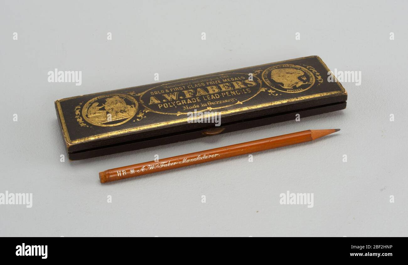 Caja de lápiz. A) Caja rectangular plana con cubierta con bisagras de tela,  cubierta con papel negro con impresión dorada. Interior, divisor de papel  verde Fotografía de stock - Alamy