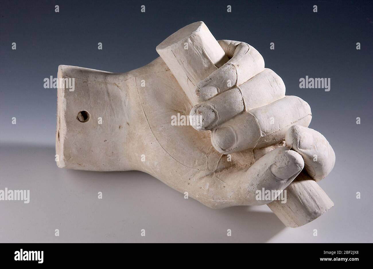 Fundición de una mano derecha no identificada agarrando una varilla. Hay muchos fragmentos de yeso de detalles anatómicos en la colección Hiram Powers que no pueden ser identificados. Foto de stock