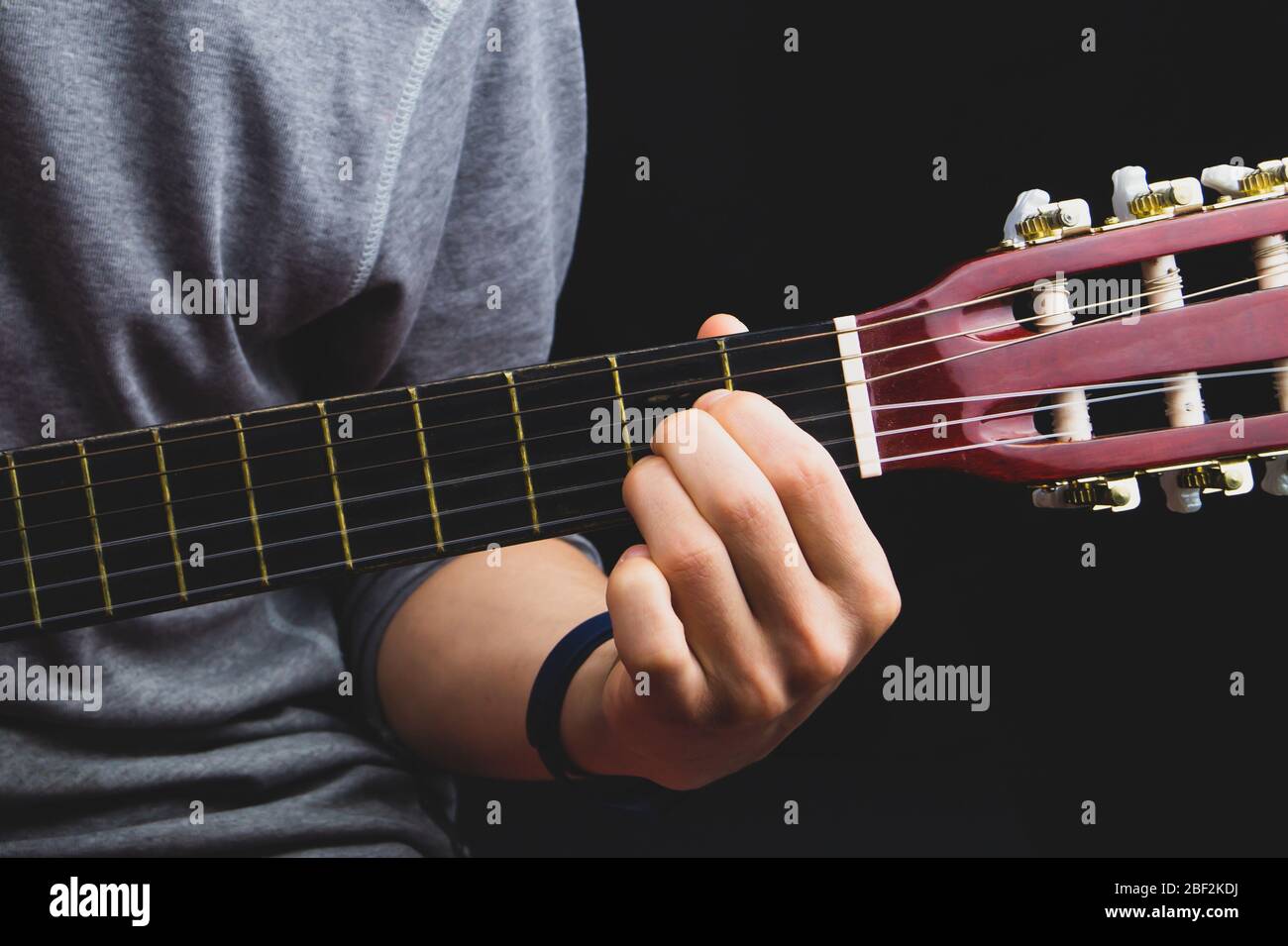 Tocar a mano guitarra acústica. Instrumento de cuerda Foto de stock