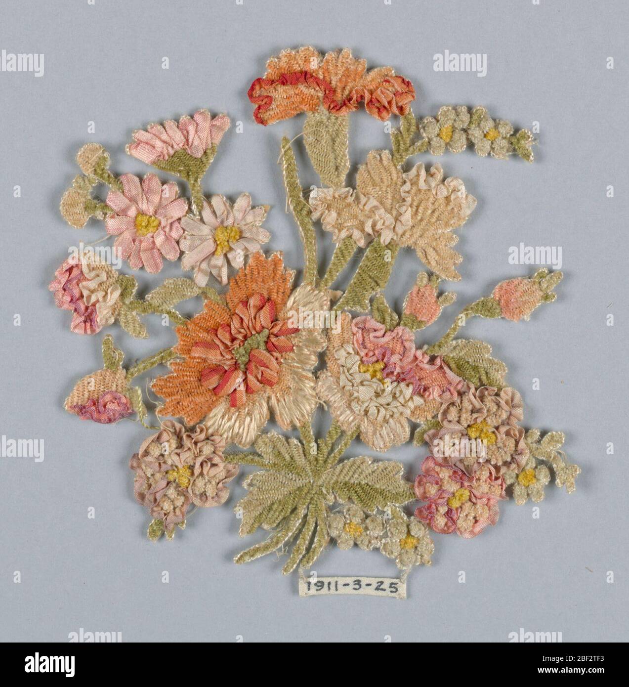 Adorno de cinta. Adorno plano que representa un ramo de flores hecho de cintas multicolores y hilo de chenilla Fotografía de stock - Alamy Adorno de cinta. Adorno plano que representa un ramo de flores hecho de cintas multicolores y hilo de chenilla Fotografía de stock - Alamy