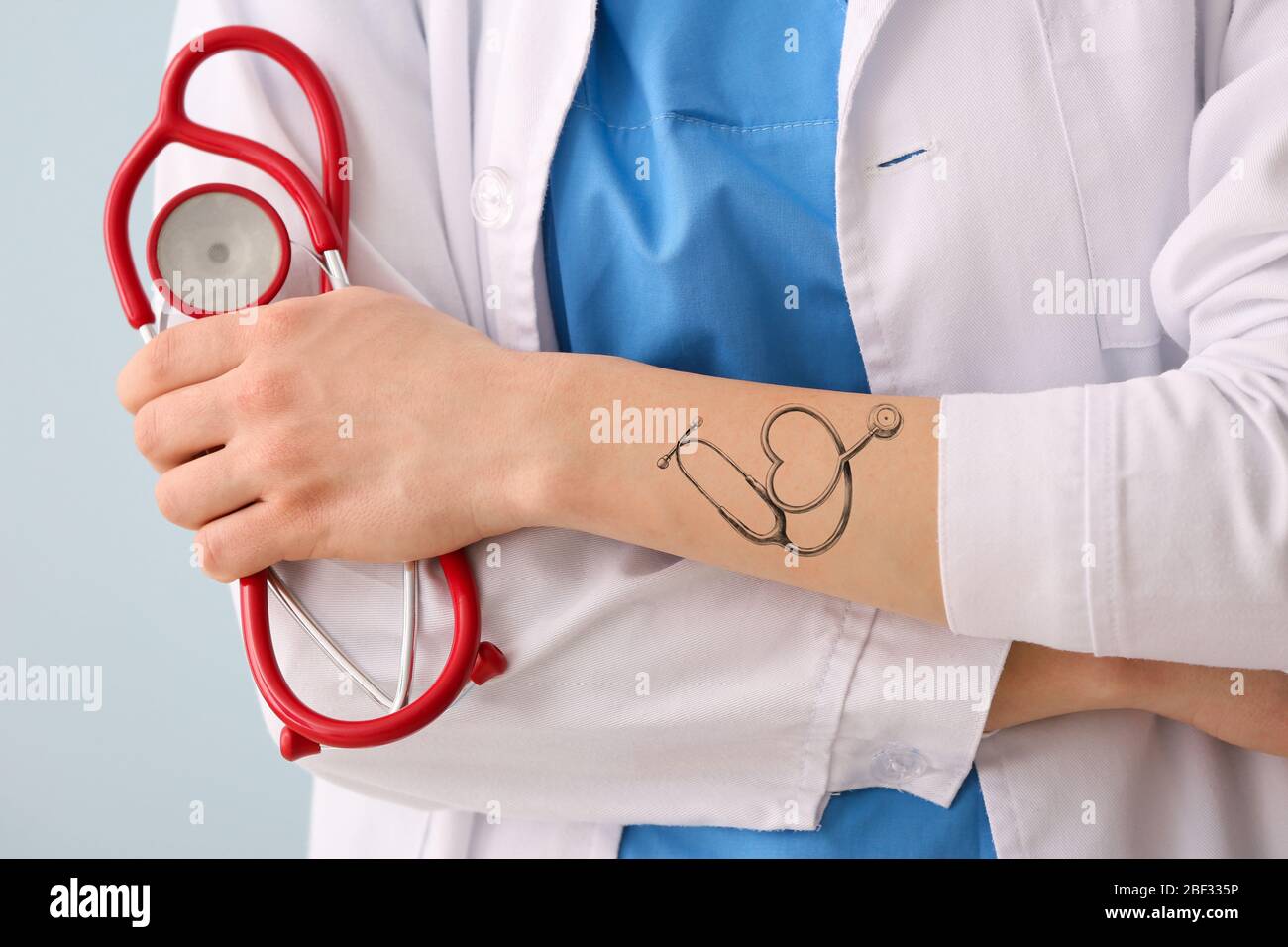 Doctor femenino con tatuaje de estetoscopio en el brazo, cierre Fotografía  de stock - Alamy
