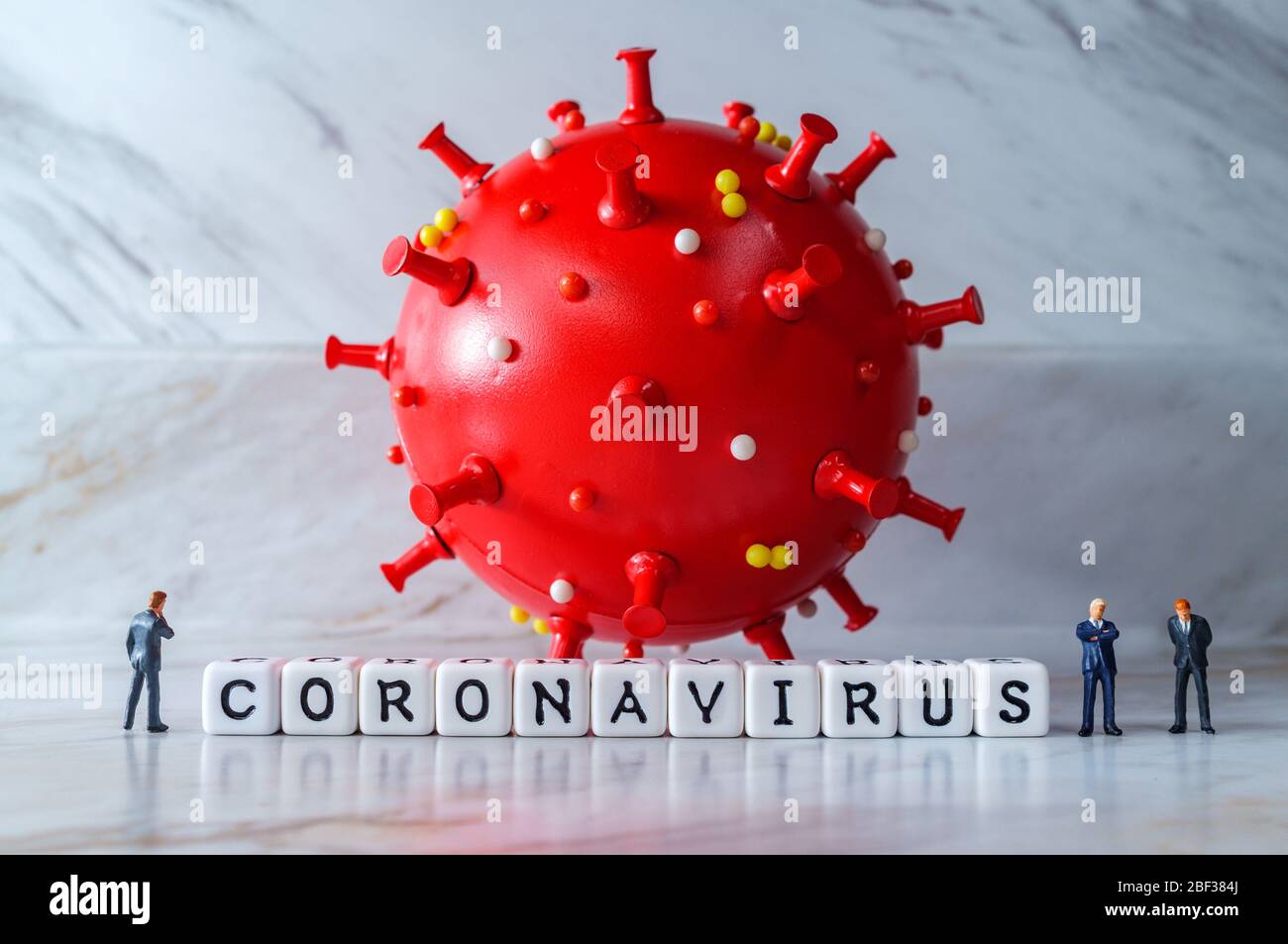 Los hombres de negocios ignoran el distanciamiento social mientras se encuentran en presencia del letal coronavirus Foto de stock