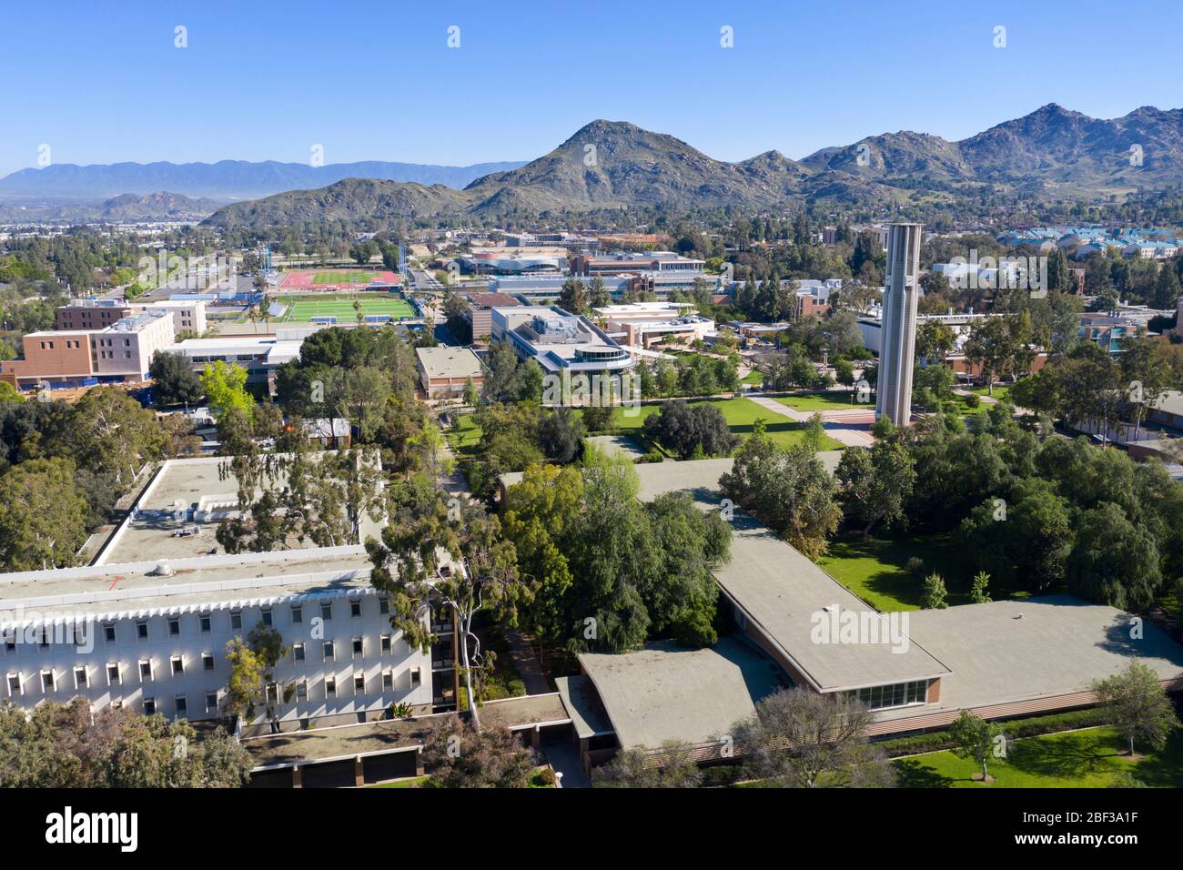Universidad de California UC Riverside vistas aéreas del campus en un día soleado claro Foto de stock