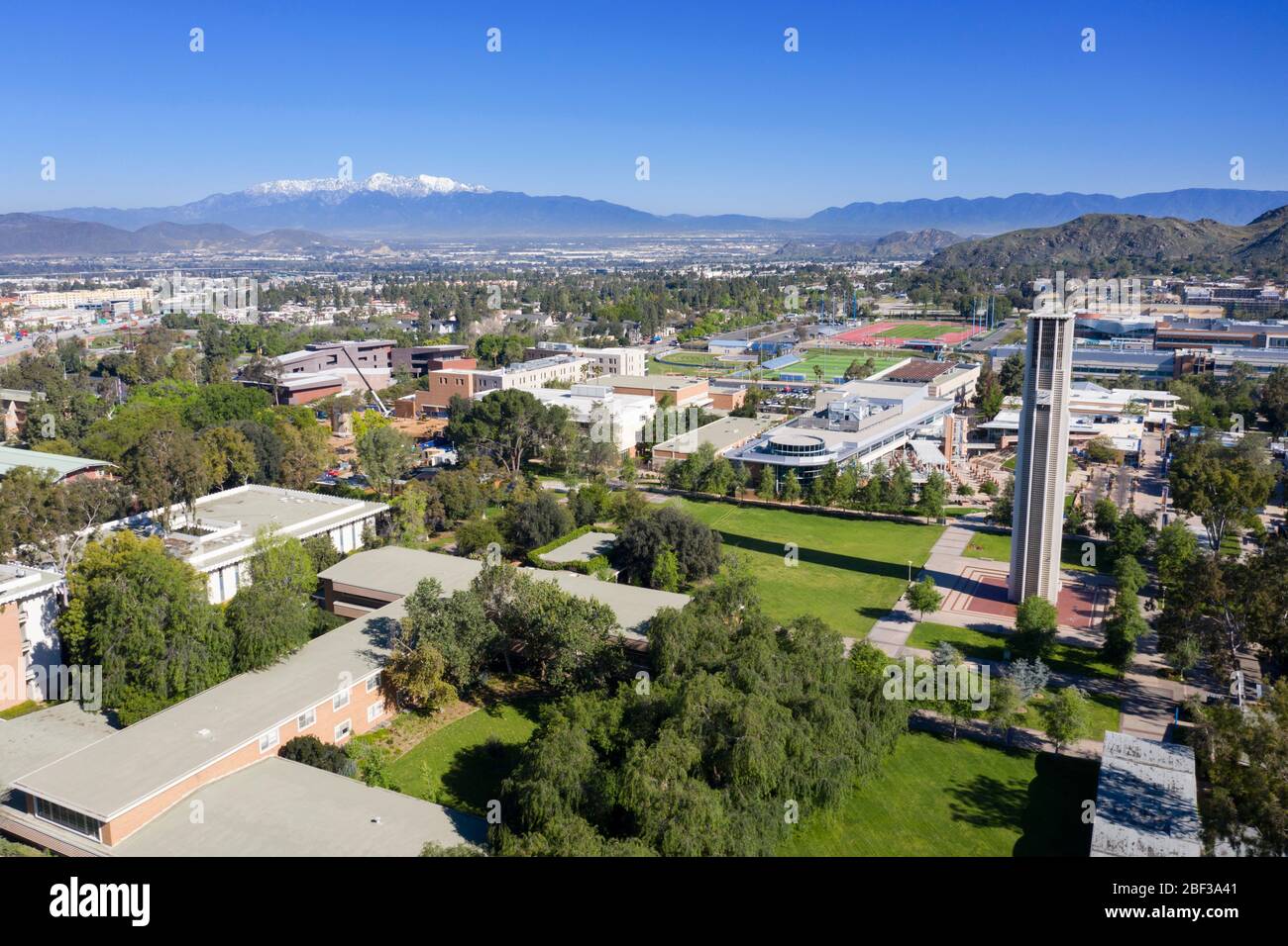 Universidad de California UC Riverside vistas aéreas del campus en un día soleado claro Foto de stock