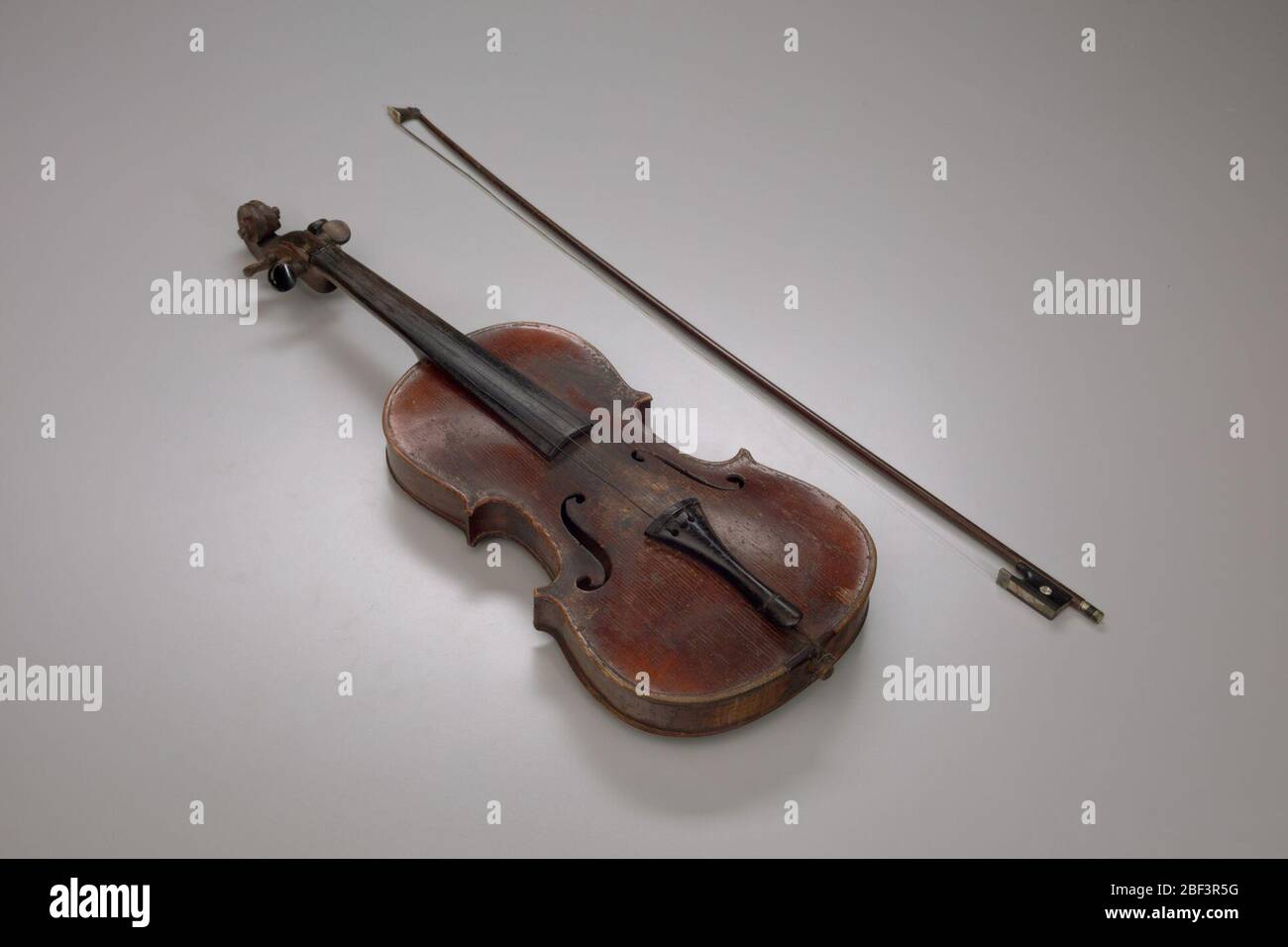 Violín interpretado por el esclavizado hombre Jesse Burke. Este violín fue  originalmente propiedad de un portabobla llamado Elijah Burke, quien era  dueño de la plantación Mount Pleasant en el condado de Phillips,
