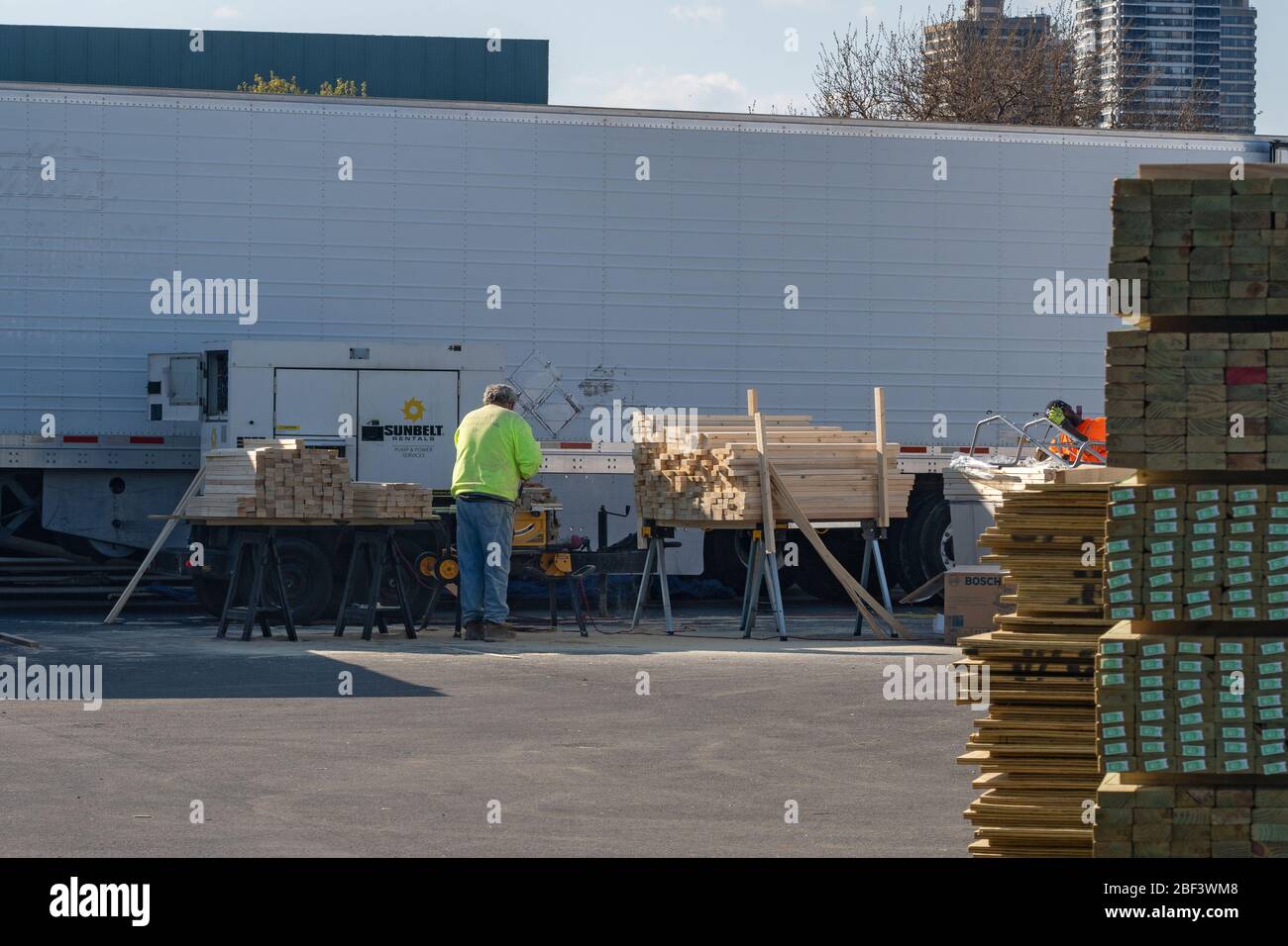 Nueva York, Estados Unidos. 15 de abril de 2020. Se ve a los trabajadores preparando morgues portátiles para las víctimas del coronavirus (COVID-19) que serán entregadas desde hospitales en la ciudad de Nueva York. Crédito: SODA Images Limited/Alamy Live News Foto de stock