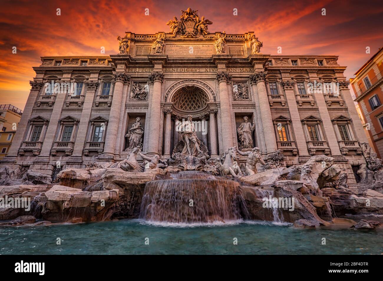 Puesta de sol en la famosa Fontana de Trevi en el corazón de Roma, Italia. Foto de stock