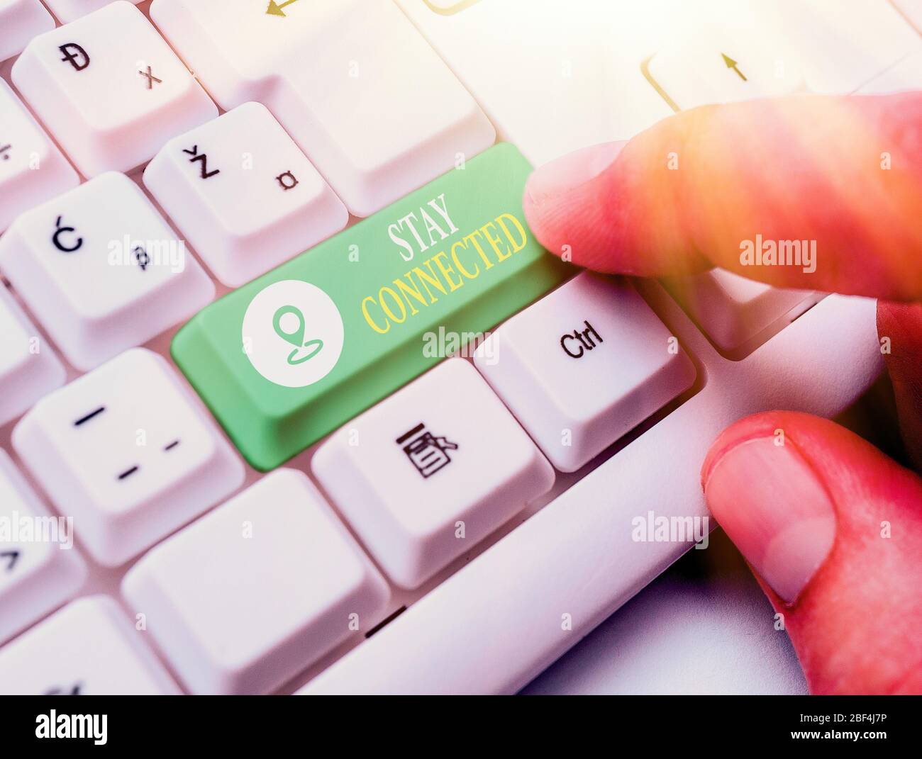 Escritura manual conceptual que muestra Stay connected. Concepto que