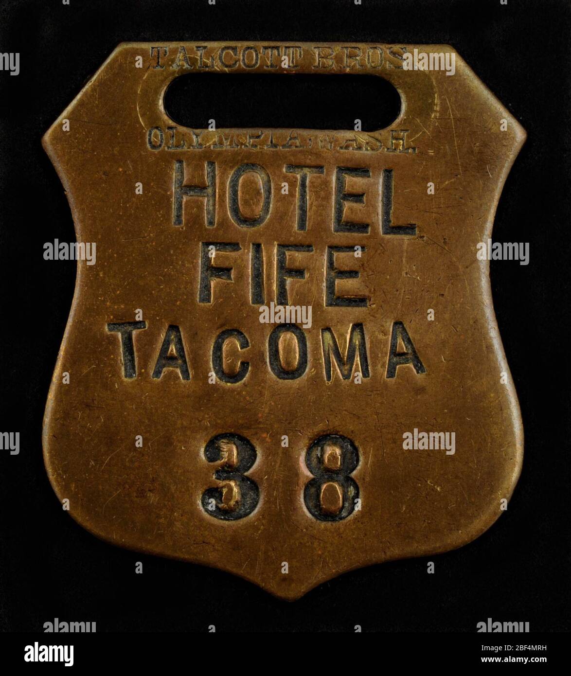 Hotel Fife Owney TAG. Owney recibió esta etiqueta de cheque de hotel del Hotel Fife en Tacoma, Washington. El hotel de cinco pisos, construido en 1888, se encuentra en la esquina noroeste de la 9ª y el Pacífico y fue derribado en 1925. William H. Fife, el propietario del hotel, nació en Ontario, Canadá. Foto de stock