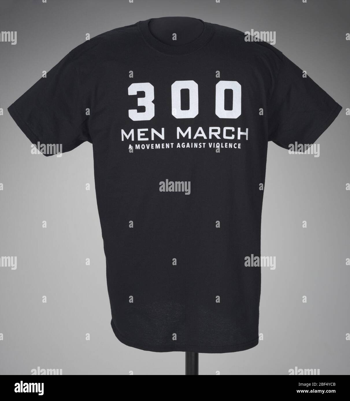 Empírico Escabullirse no relacionado Camiseta negra para 300 hombres Marzo usada en un rally después de la  muerte de Freddie Gray. Una camiseta negra con letras blancas en la parte  delantera. El texto de la camisa