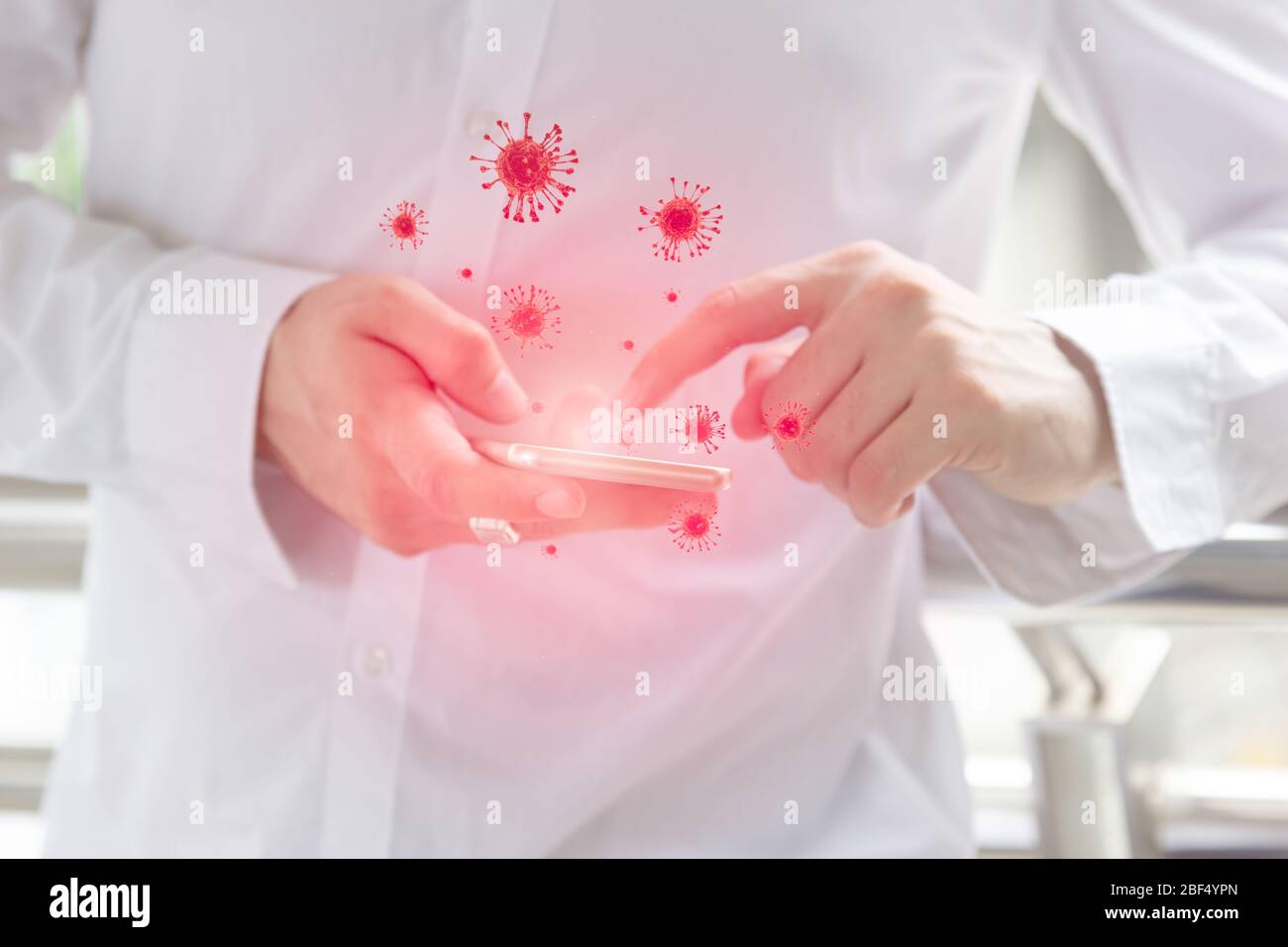 Los teléfonos sucios pueden transmitir Coronavirus, el dedo de cierre mediante la pantalla táctil del smartphone transfiere virus sucio infectado a mano. Foto de stock