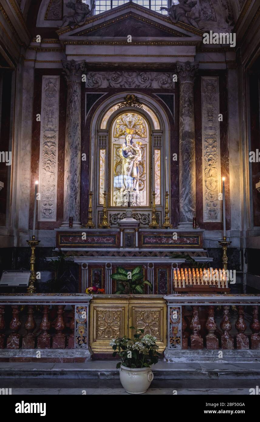 Una de las capillas laterales de la Catedral Metropolitana de la Asunción de la Virgen María en Palermo, capital de la región autónoma de Sicilia, Italia Foto de stock