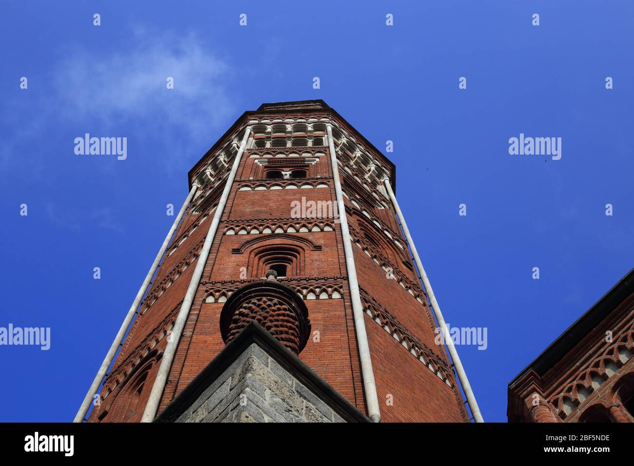Campanario de una iglesia en Milán Italia tomada desde abajo Foto de stock
