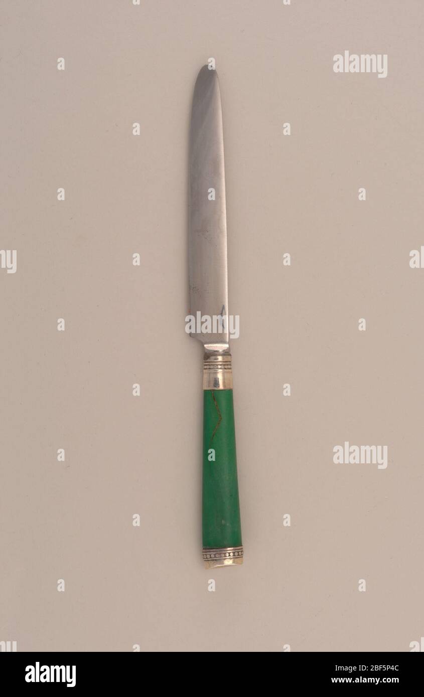 Juego de cuchillos de cocina y tabla de picar sobre un fondo marrón  Fotografía de stock - Alamy