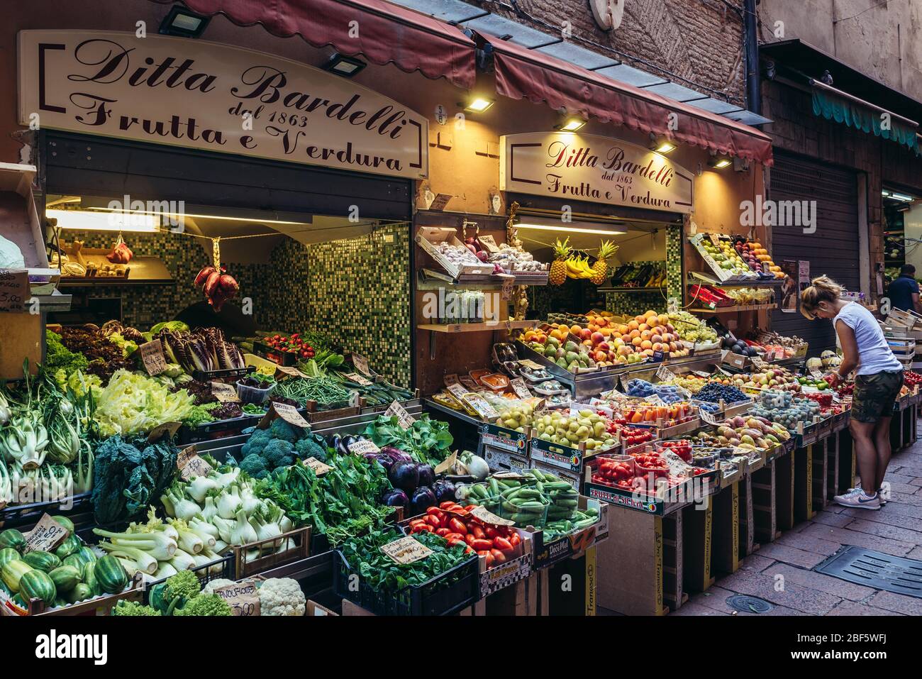 Ditta Bardelli Frutta E Verdura - Tienda de frutas y verduras en Bolonia, capital y ciudad más grande de la región de Emilia Romagna en el norte de Italia Foto de stock