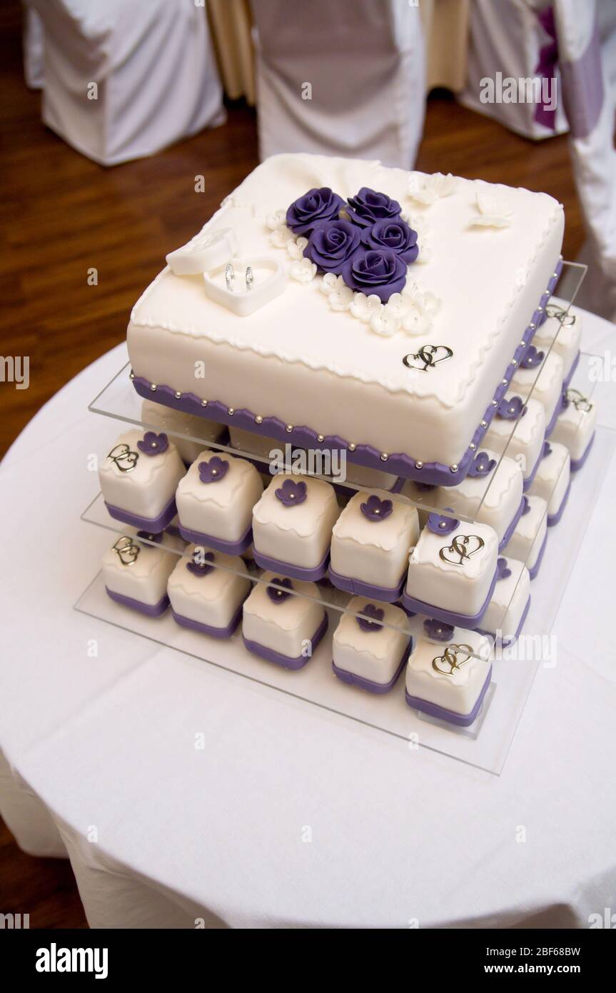 pasteles de boda con flores y anillos violetas Fotografía de stock - Alamy