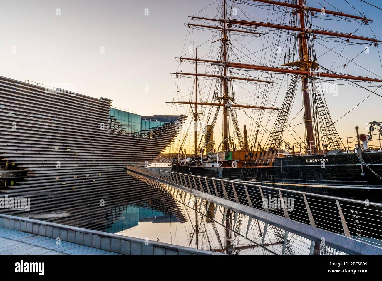 Royal Research Ship Discovery en Disvovery Point, Dundee con V&A Museum Foto de stock