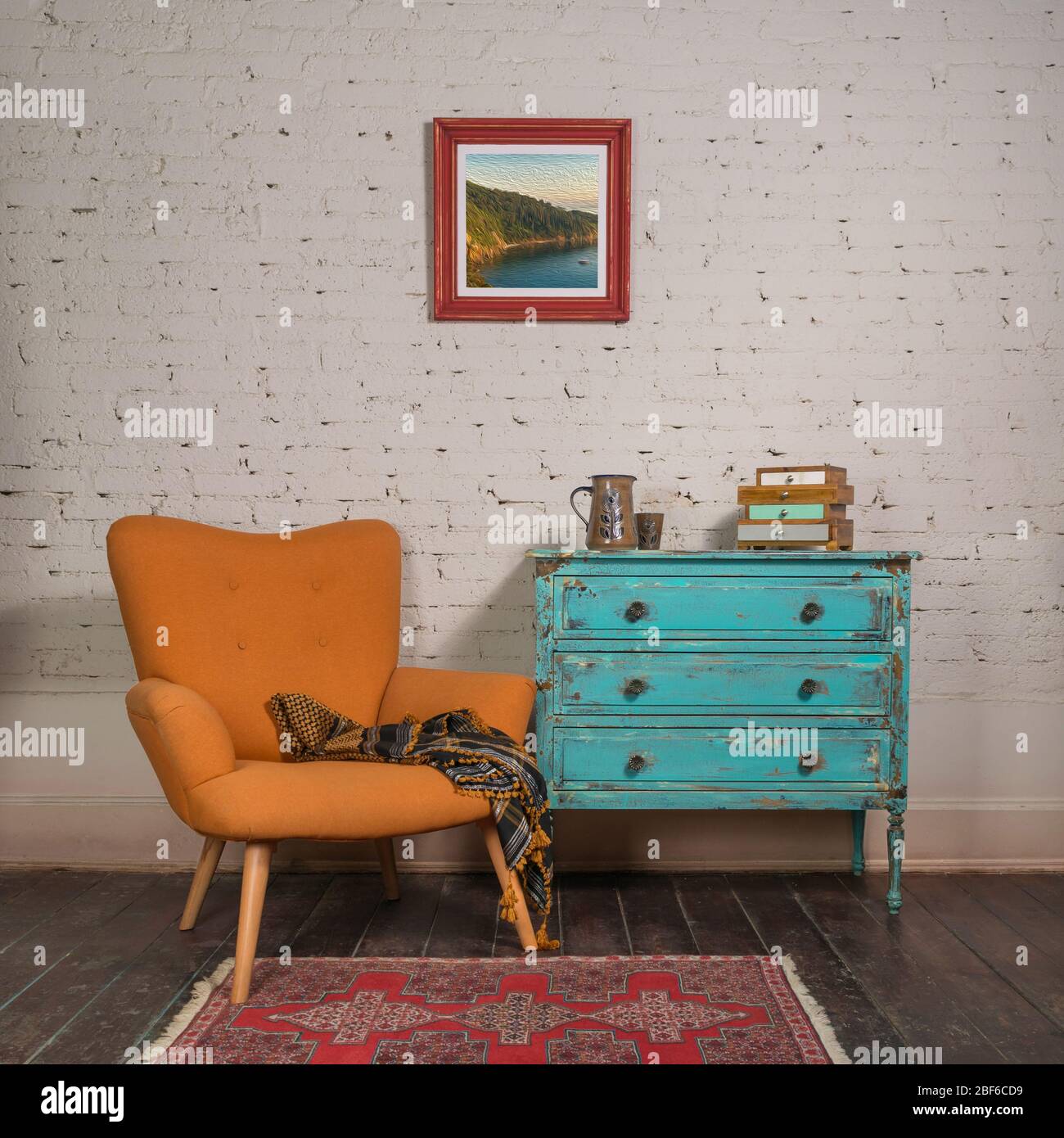 Sillón retro de color naranja brillante con cuadros sobre paredes de  ladrillo blanco con un elegante