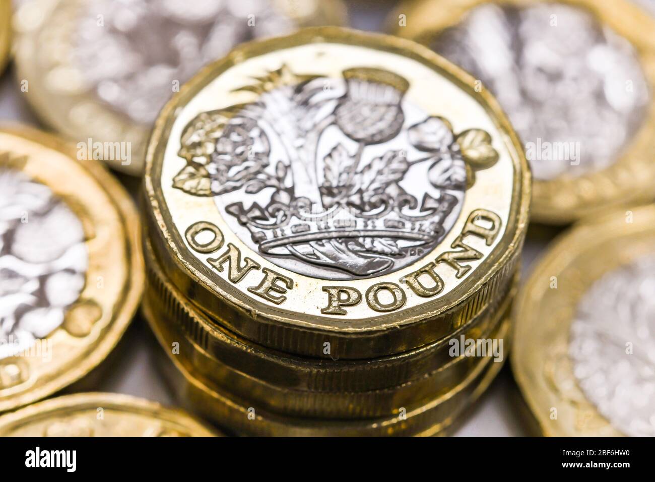 LONDRES, Reino Unido - ABRIL 2019: Vista de cerca de la moneda británica GBP - una libra moneda rodeada de otras monedas Foto de stock