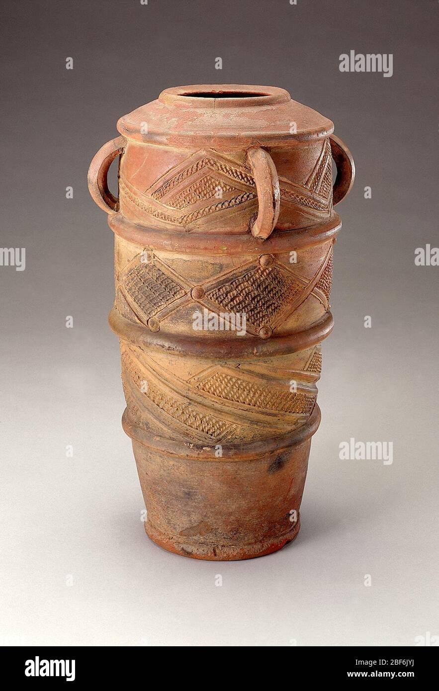Pueblos Kongo; República Democrática del Congo; c. 1800; cerámica; al. X An. X Pr.: 45 x 28.5 x 28.5 cm (17 11/16 x 11 1/4 x 11 1/4 pulg.) Foto de stock