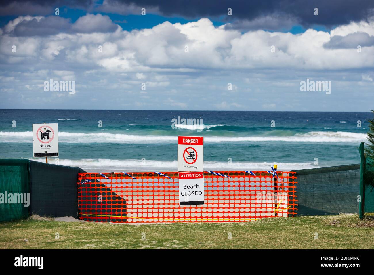 playa cerrada covid 19 signo, playa cerrada o el concepto de cierre en medio de los miedos coronavirus y el pánico por propagación contagiosa del virus, 2019-ncov bloqueos Foto de stock