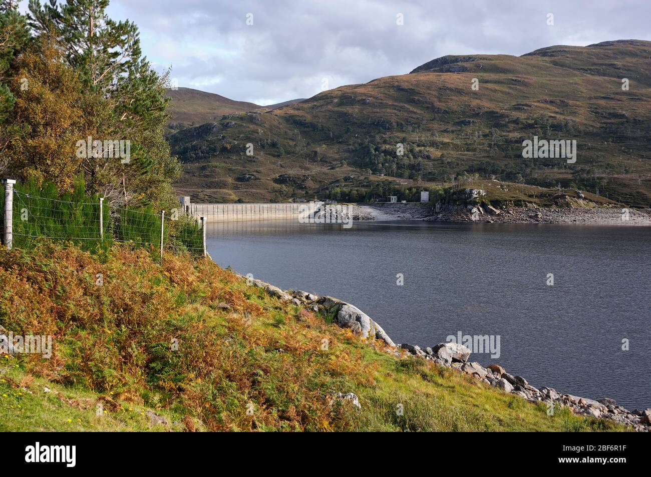Mullardoch Dam, Glenn Cannich, Beauly, Inverness-Shire, Escocia, Reino Unido 24/09/19. Vista de septiembre del oeste frente a la elevación de la presa Mullardoch Foto de stock