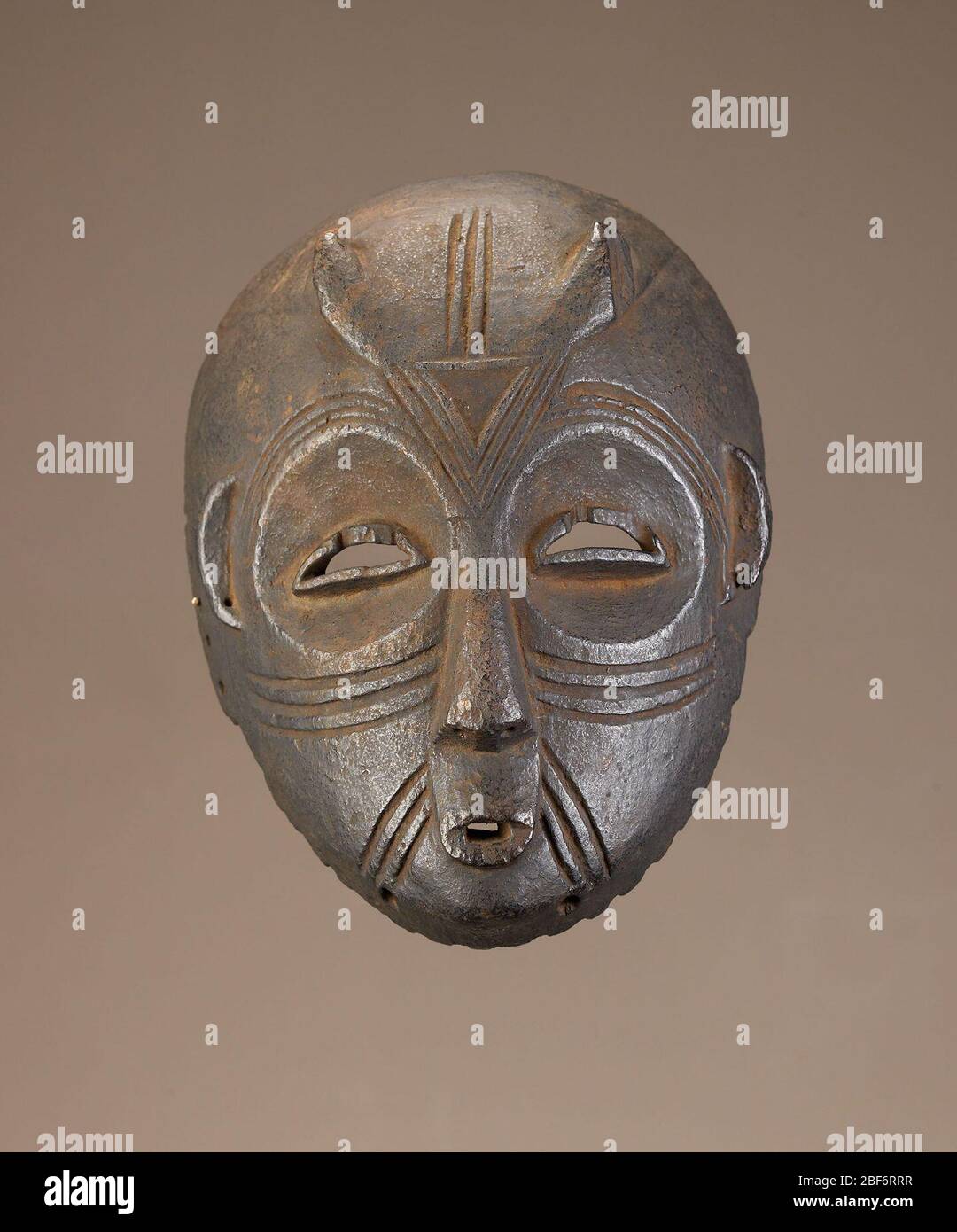 Máscara facial. Las características humanas y animales se unen en esta  máscara inusual y bastante rara de la región de Bembe en la República  Democrática del Congo. Las máscaras de este tipo