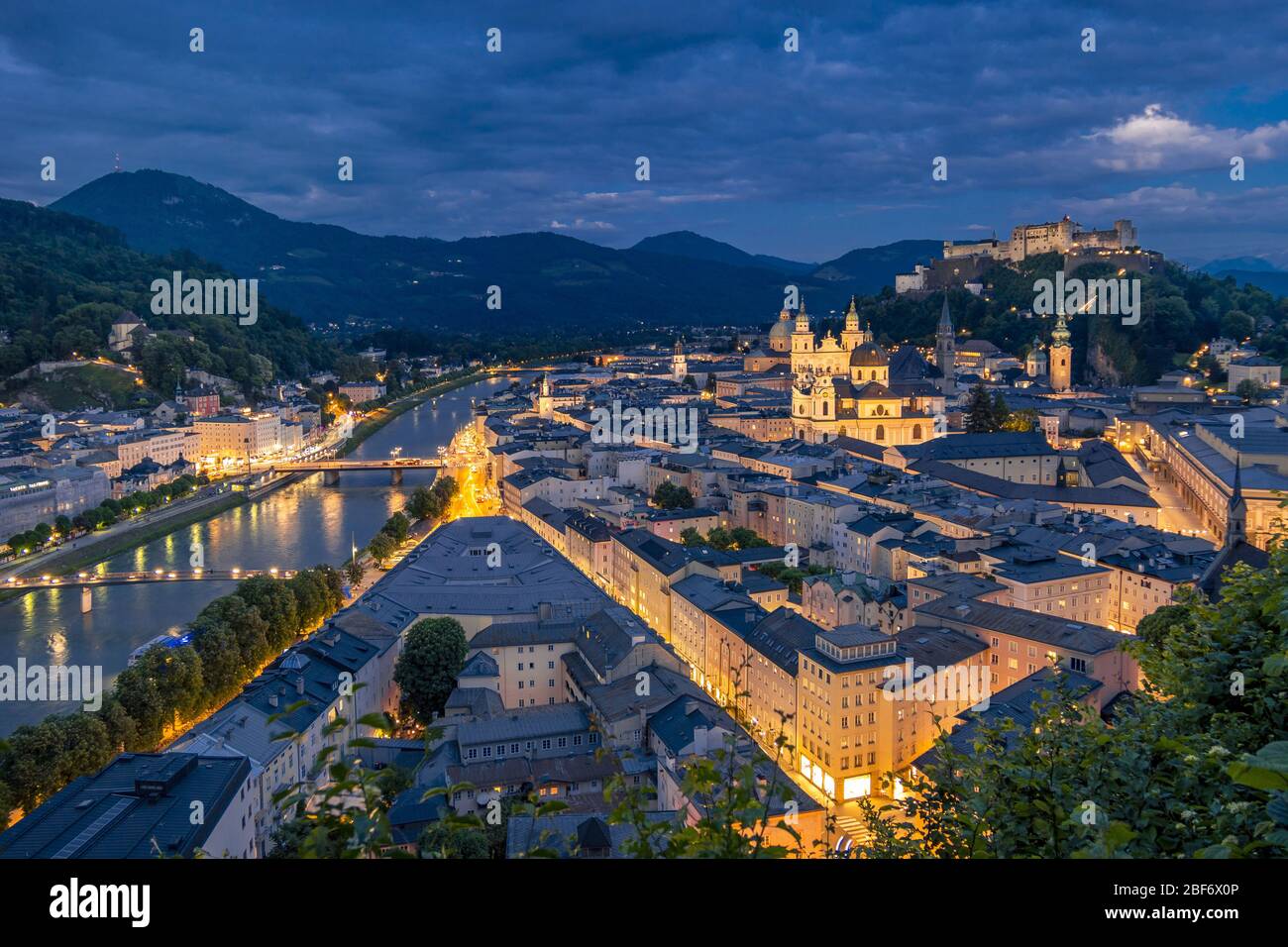Centro histórico de Salzburgo al atardecer, Austria, Salzburgo Foto de stock