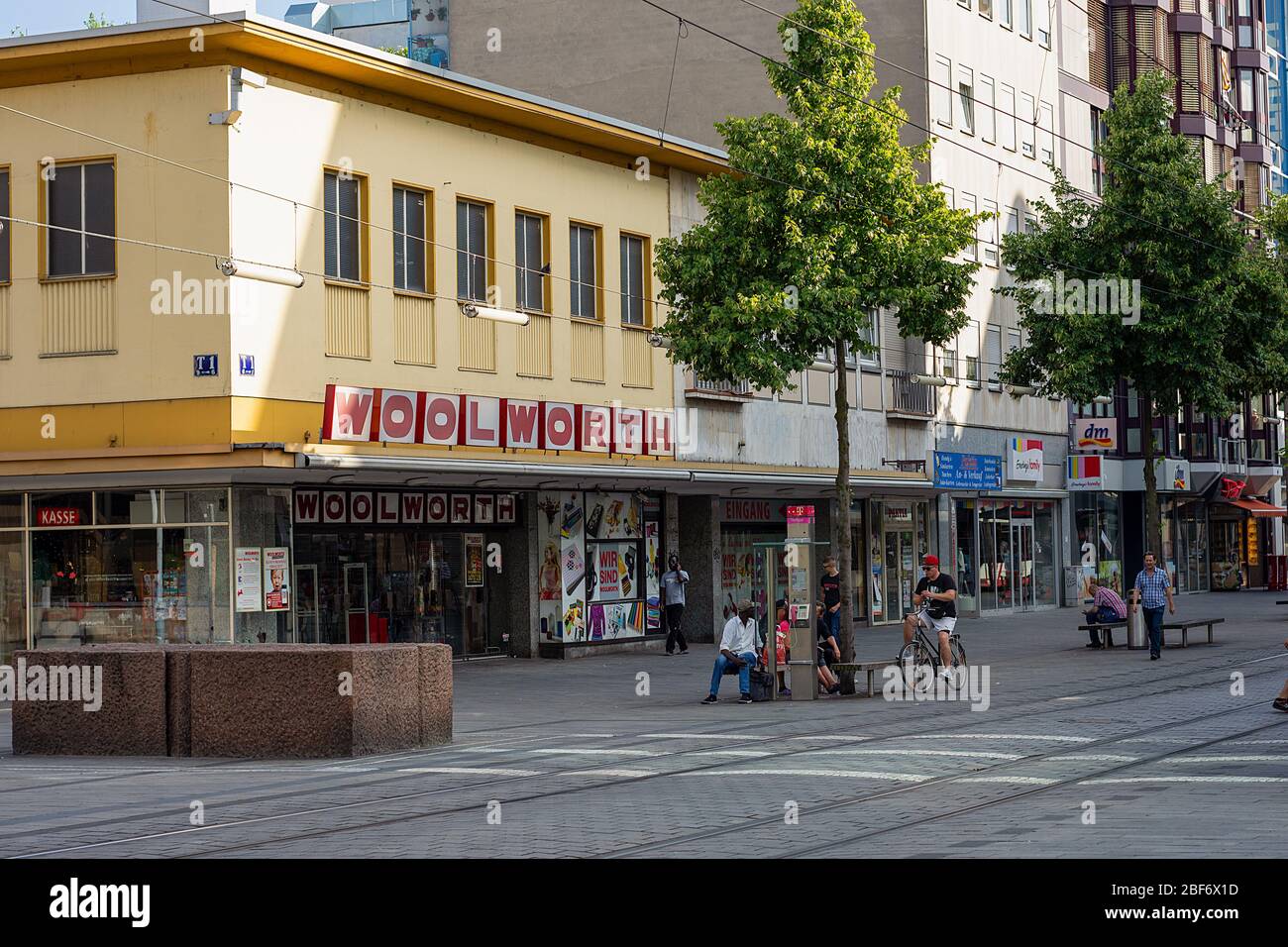 La cadena Woolworth y otros frentes de tiendas en una calle tranquila, Kurpfalzstrasse, Mannheim, Alemania. Foto de stock
