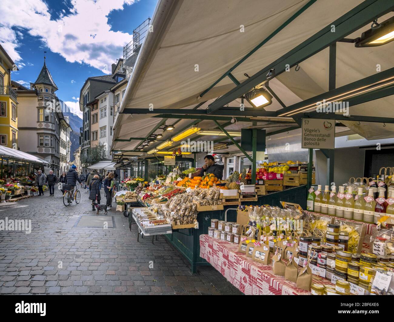 Mercado en la plaza Obstmarkt, Bolzano, Italia, Tirol del Sur, Trentino, Bolzano Foto de stock