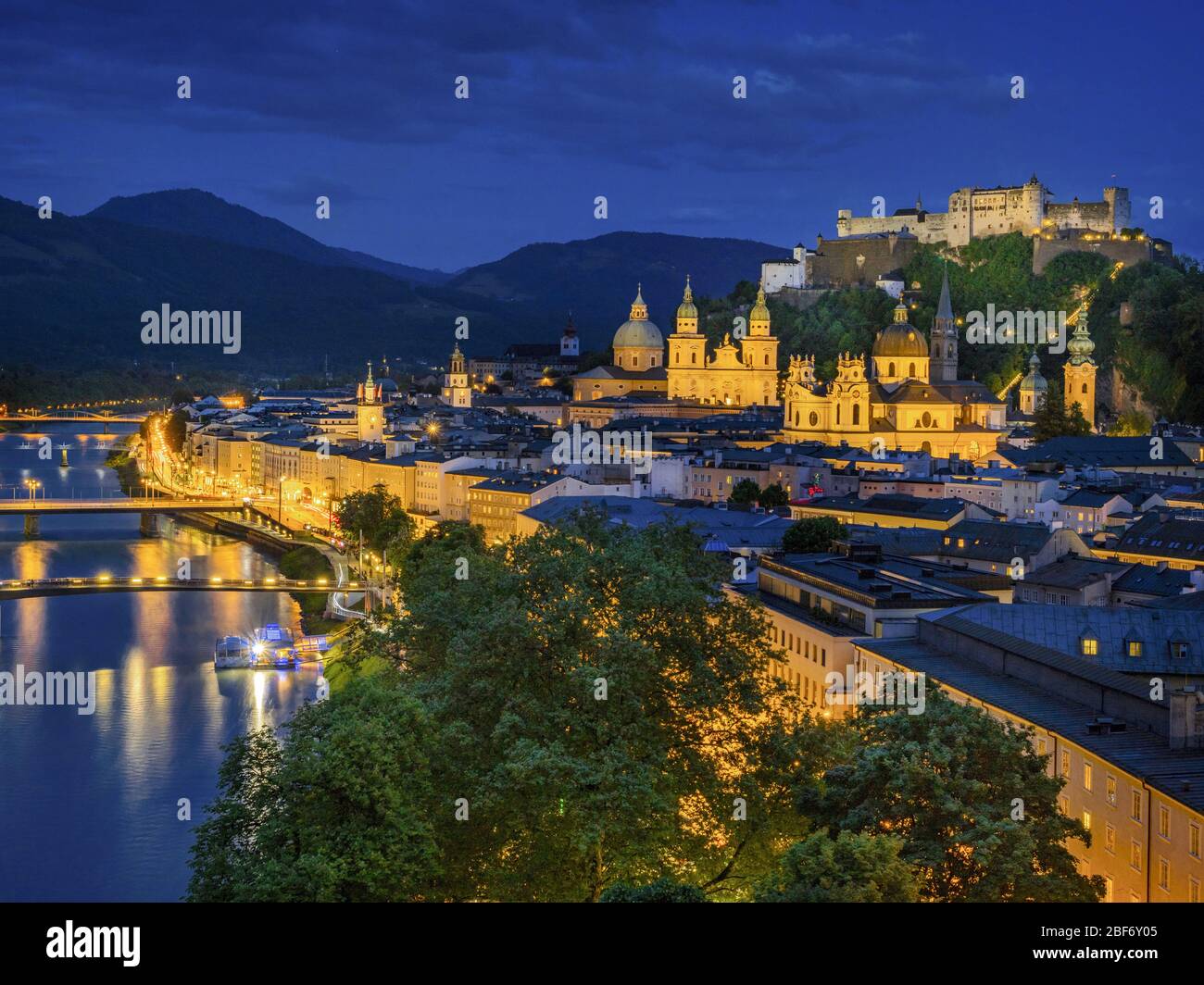 Centro histórico de Salzburgo y el castillo por la noche, Austria, Salzburgo Foto de stock