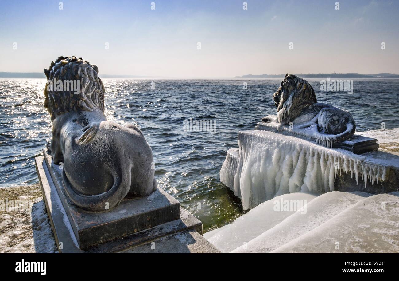 Leones bávaros cubiertos de hielo en un día de invierno helado en Tutzing en el lago Starnberg, Alemania, Baviera, Oberbayern, Alta Baviera, Tutzing Foto de stock