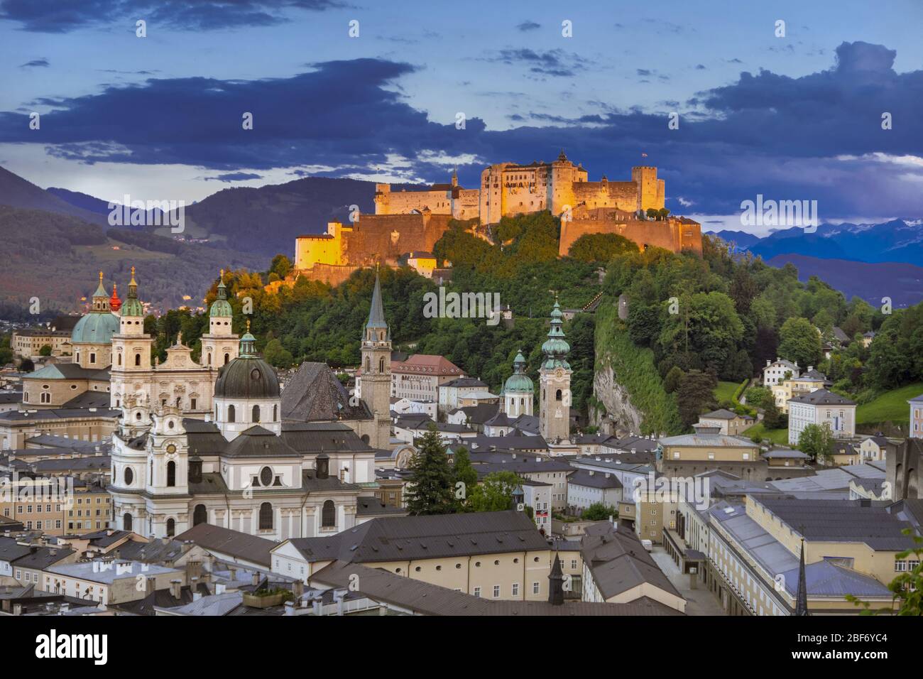 Centro histórico de Salzburgo al atardecer, Austria, Salzburgo Foto de stock