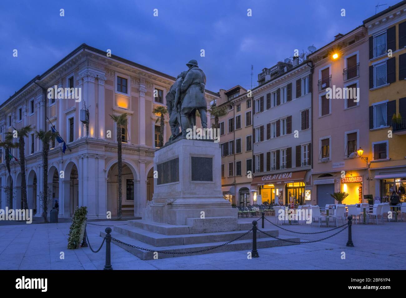 Piazza della Vittoria en Salo, Italia, Lombardía Foto de stock
