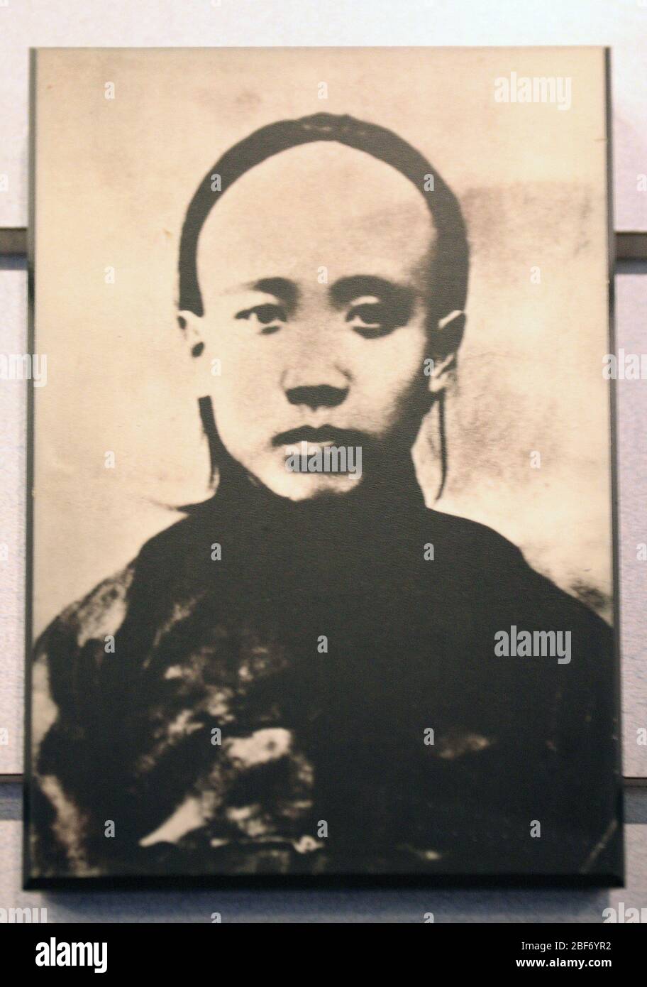 Guo Moruo desde 1907 hasta 1910 Fotos históricas en la sala de exposición de la antigua residencia de Guo Moruo en Beijing Foto de stock