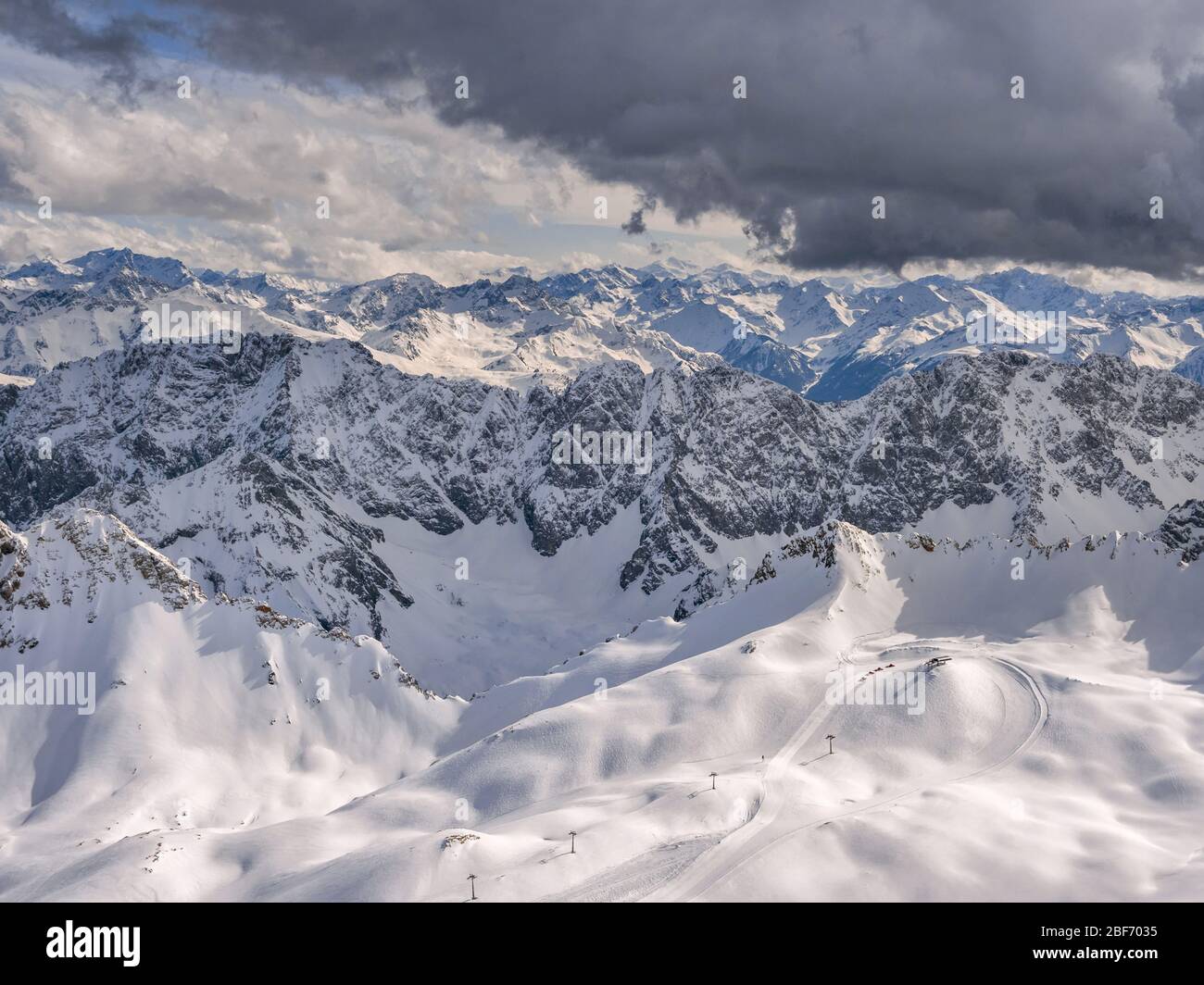 Vista desde el Zugspitze (2962 m), la montaña más alta de Alemania en los alpes, Alemania, Baviera, Oberbayern, Alta Baviera Foto de stock